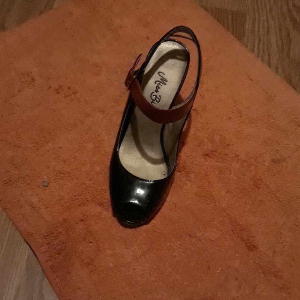 Shoes - Picture 4 of 4